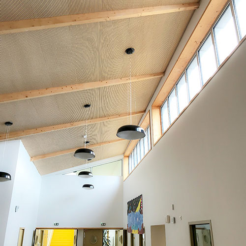 Panneaux acoustiques bois rainurés ab pano 50 au plafond d'un groupe scolaire