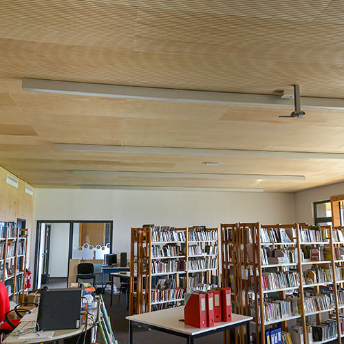 Panneaux acoustiques bois rainurés ab pano 50 au plafond d'une bibliothèque