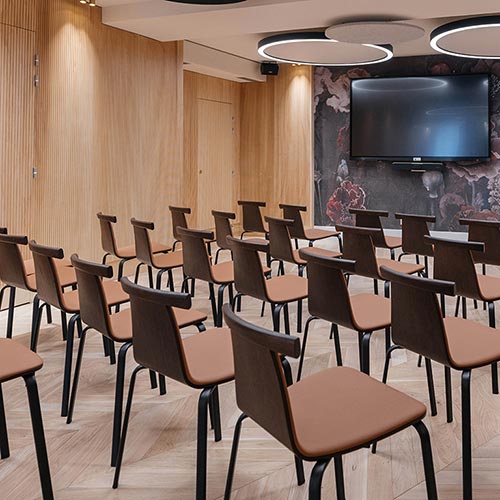 Panneau acoustique bois rainuré ab pano 25 au plafond d'une maison individuelle