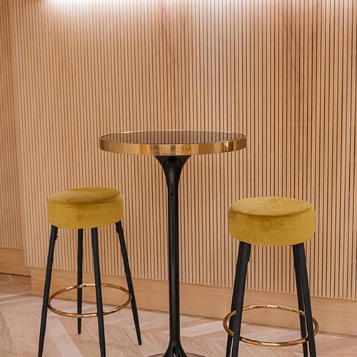 Panneaux acoustiques bois rainurés ab pano 50 au plafond d'un groupe scolaire